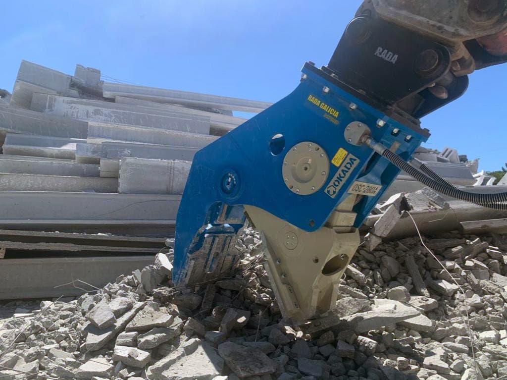 Maquinaria de demolición secundaria Okada en Santiago